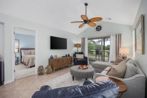 Beautiful and modern 3 BR Condo in True Blue!