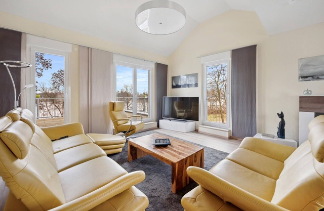 Beautiful and tasteful vacation home directly on the lake.