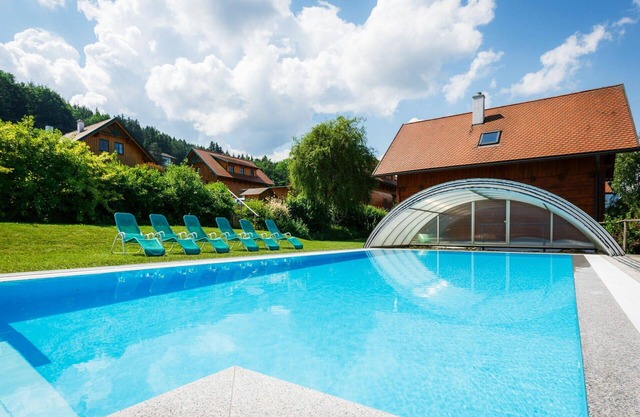 Beautiful apartment in villa for 6 people with WIFI, pool, TV, terrace, pets allowed and parking