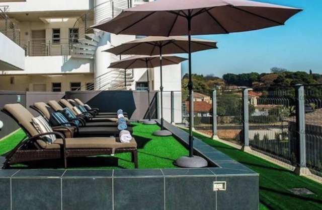 Beautiful apartment - shops, restaurants, beauty salon in centre.