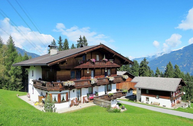 Beautiful apartment for 6 guests with WIFI, TV, balcony and parking