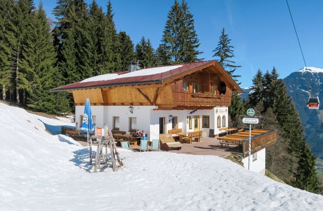 Beautiful apartment for 4 guests with WIFI, TV, terrace and parking