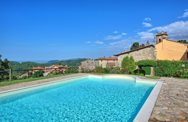 Beautiful apartment for 4 people with WIFI, pool and TV, close to Viareggio