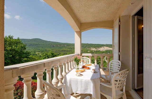 Beautiful apartment in villa with WIFI, TV, balcony, pets allowed, panoramic view and parking