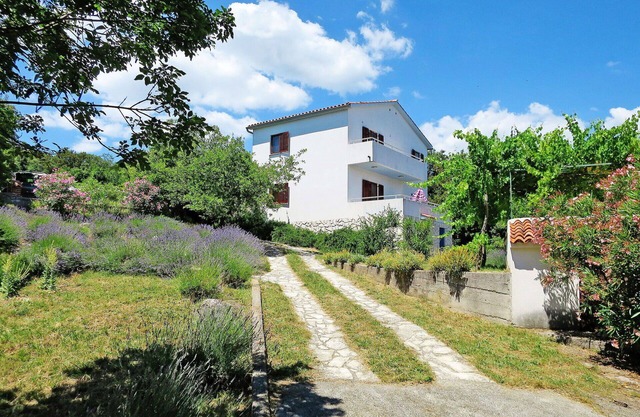 Beautiful apartment in villa for 10 people with WIFI, TV, terrace, pets allowed and parking