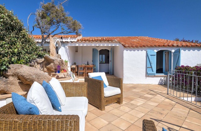 Beautiful apartment in villa for 5 people with WIFI, A/C, TV, patio, pets allowed and parking