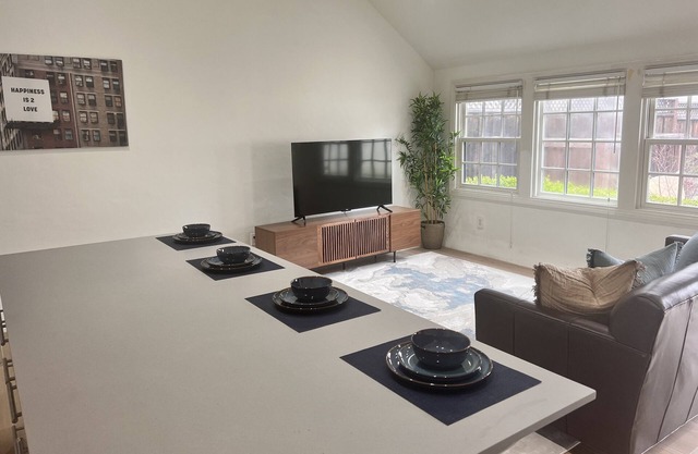 Beautiful Bay Area Pool house, renovated throughout, centrally located.