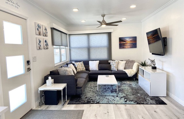 Beautiful Beach Retreat in Heart of Town - 2blks to Beach