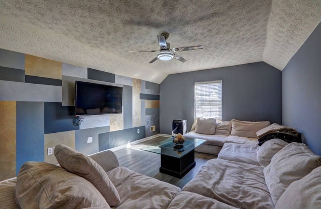 Beautiful Bungalow 15min from the Airport! 3bdrms-3updated bath
