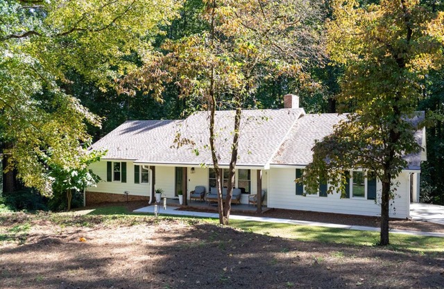 BEAUTIFUL BUNGALOW - SHORT WALK TO DT ALPHARETTA 3BR/2BR