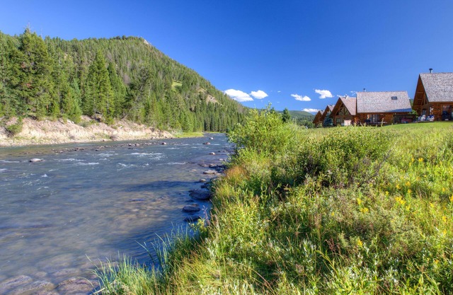 Beautiful cabin on Gallatin River in Big Sky, MT! Near Big Sky & Yellowstone!