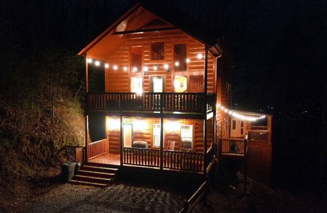 Beautiful Cabin w hot tub Sauna Pool Table