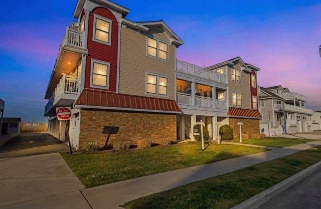 Beautiful condo in our views of the bay and amazing sunsets