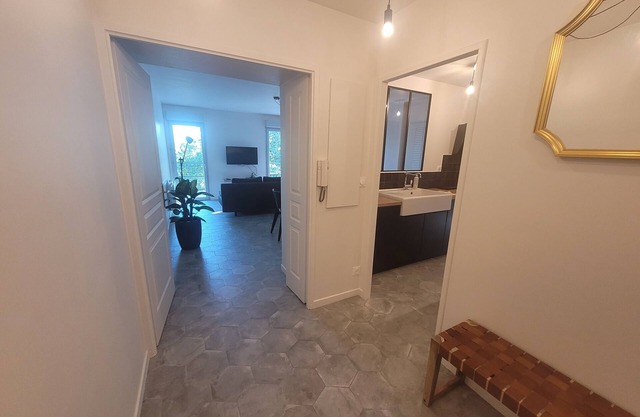Beautiful contemporary apartment close to amenities