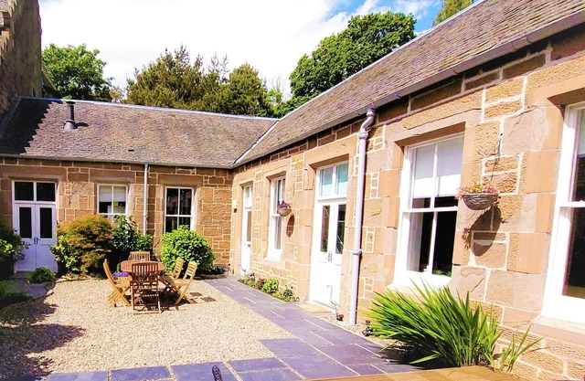 Beautiful Cottage 3 bedrooms 2 Bathroom secure courtyard & garden. On one level.