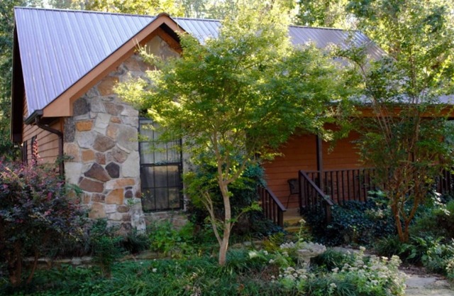 Beautiful Cottage Close To The Lake And Everything You Could Ever Need.