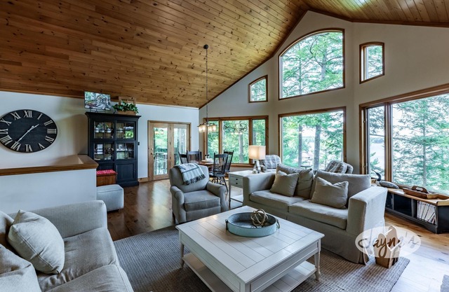 Beautiful Cottage & Bunkie w/Unbeatable Boathouse Deck! South Rosseau! Sunsets!