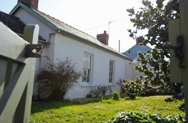 Beautiful cottage in the heart of Manorbier. Part of the Chateau Manorbier Estate