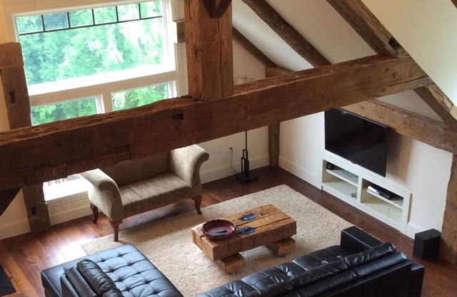 Beautiful Country Barn Loft Retreat