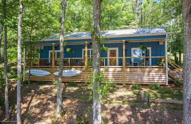 Beautiful, cozy cabin on Smith Lake!