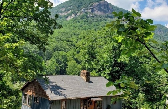 Beautiful cozy Cabin with an amazing view of Chimney Rock