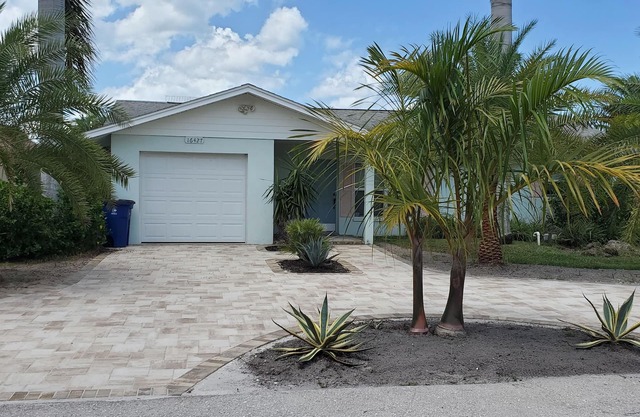 Beautiful, cozy, clean & fresh house on a canal with private ramp, spce to moore