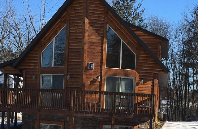 Beautiful Custom Designed Log Home- Perfect Getaway For Your Family