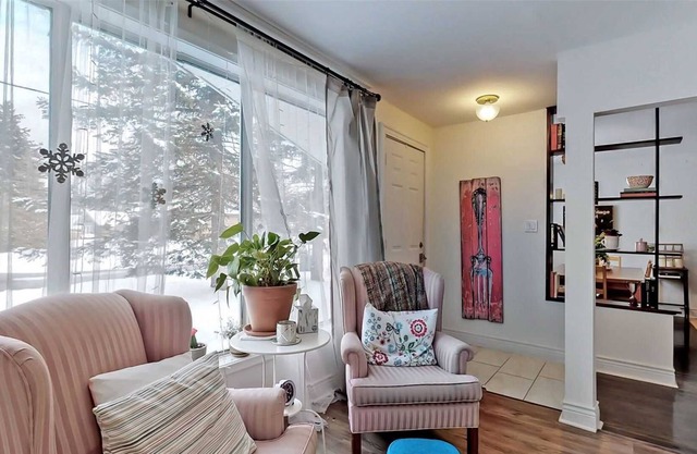 Beautiful detached bungalow in Aurora newly renovated