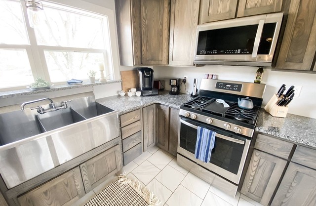 Beautiful Farmhouse close to downtown