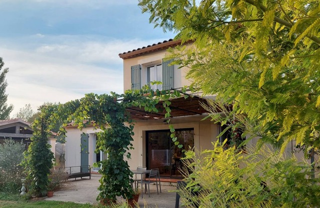 Beautiful contemporary villa with pool, near Saint Remy, at the foot of the Alpilles
