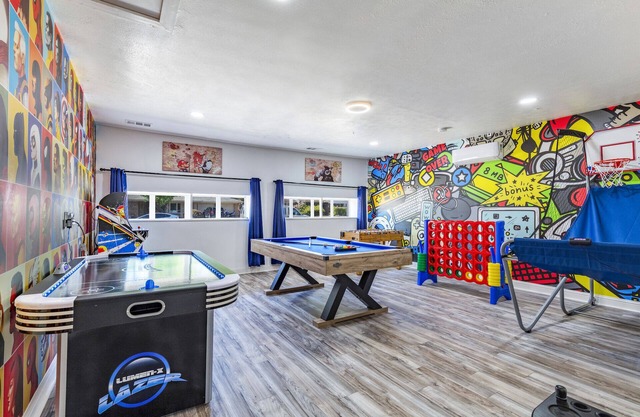 Beautiful Game & Movie Room. 5 mi AT&T Stadium Six Flags. 5 Rooms Total!