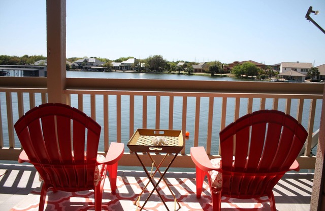 Beautiful Gated Waterfront Condo in Heart of Horseshoe Bay, Boat Docks and WIFI