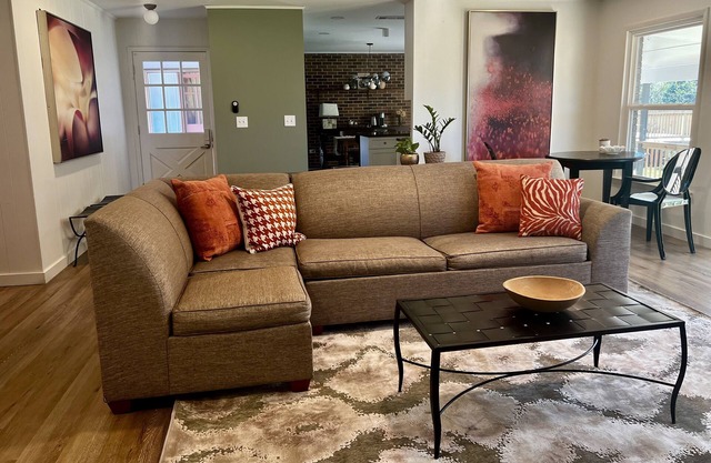 Beautiful Green House with a huge Backyard! Just 1 mile from Downtown Perry
