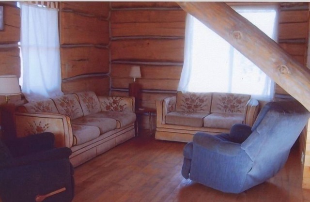 Beautiful Hand Built Log Cabin with Private Fishing