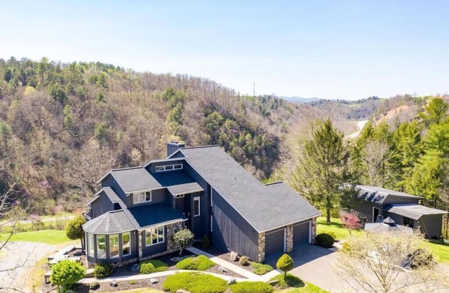 Beautiful hilltop retreat, secluded yet convenient to Asheville, Weaverville.