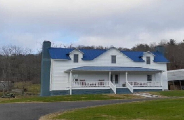 Beautiful Historic Farm House ! Quiet and Private! Mountain Views !