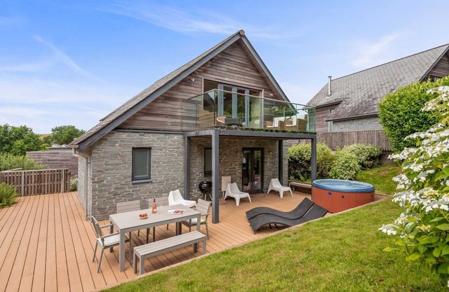 Beautiful holiday home with hot tub, just a walk away from Talland beach.