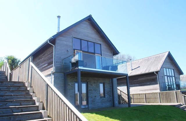 Beautiful holiday home with hot tub, just a walk away from Talland beach.
