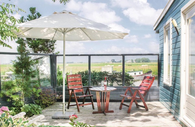Beautiful home in Lauwerzijl with WiFi