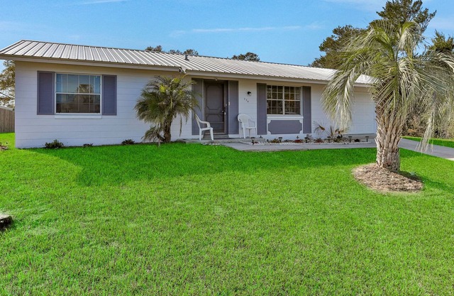 Beautiful home with fenced yard, central AC, & washer/dryer - snowbirds welcome