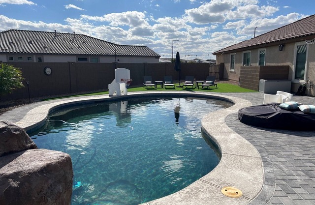 Beautiful home with Hot Tub, Pool, Outdoor Bar, Spring Training, Golf