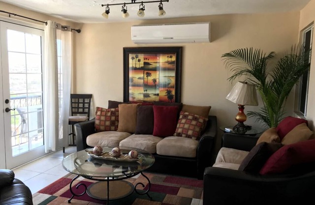 Beautiful House! 5 Minutes from the airport! (2)