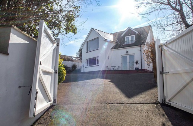 BEAUTIFUL HOUSE WITH AMAZING SEA VIEWS IN ABERPORTH. 10 MINS WALK TO BEACH