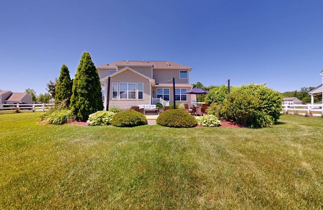 Beautiful house with shared pool, gym, and tennis courts - near beaches