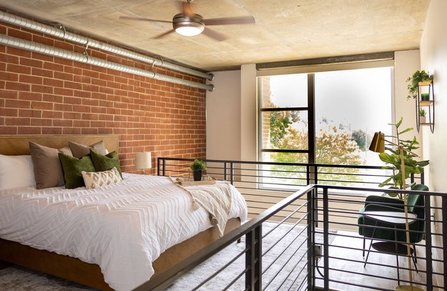 Beautiful King Bed Loft in Downtown CLT w/ Free Wi-Fi & Parking