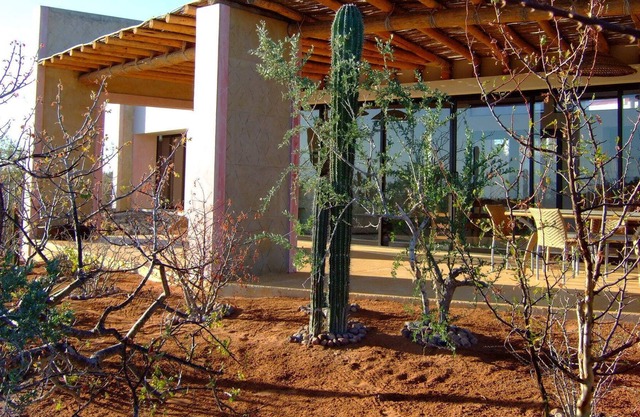 BEAUTIFUL LA PAZ HOME OFFERS QUIET RETREAT
