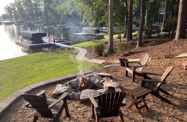 Beautiful lake house 5 minutes from town