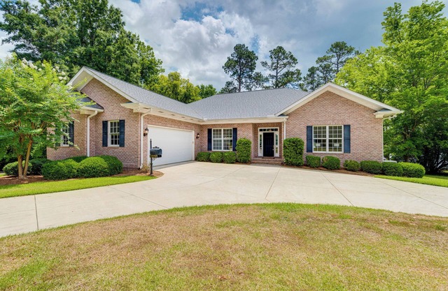 Beautiful Lake Sinclair Retreat w/Dock & Deck!