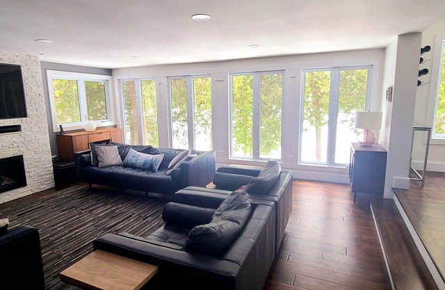 Beautiful lakefront home on Trout Lake! Hot tub and movie room included!