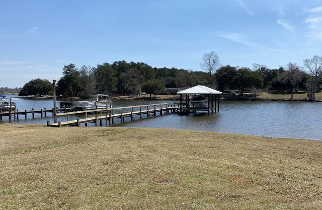 Beautiful Lakefront Home, Sleeps 10, Comfy with Great Porch